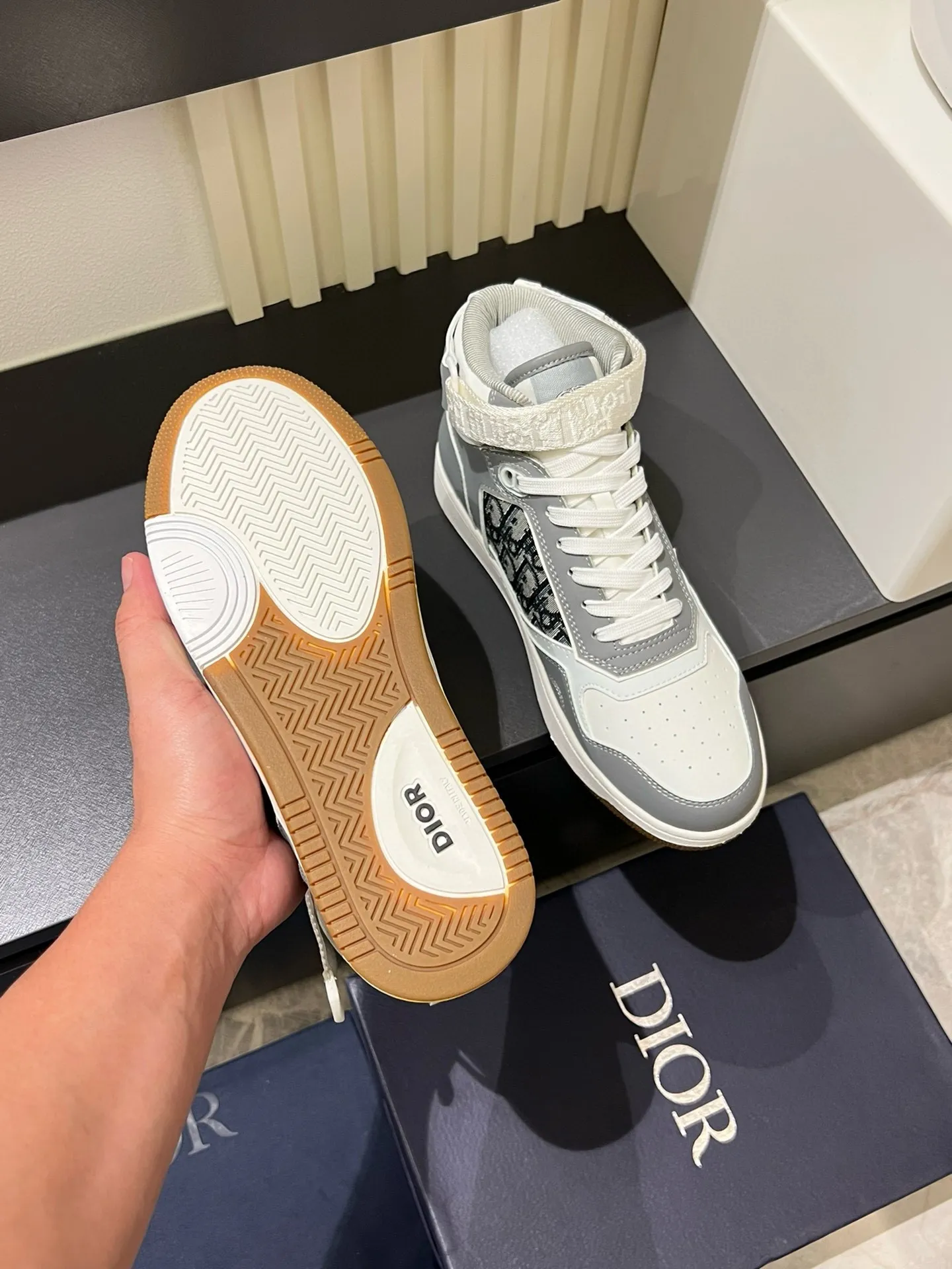 Men's shoes 💰p460 "Dio*" mid-top B27 casual sneakers. This B27 high-top sneaker is a new product in the series and continues Di*r's classic style. Crafted from gray and white smooth calf leather with beige and black Oblique print panels on the sides. The "CD Icon" shaped shoelace eyelets are clever and delicate, and the two-color rubber sole, rear collar and heel are all equipped with the brand's iconic details to enhance the style. Oblique printed straps at the ankle allow for an adjustable fit to complement the overall design. Fashionable and versatile, it can complement any look. Create an exquisite design with unique dynamic vitality and modern atmosphere, presented in low-top and high-top styles. This new must-have shoe adds a new dimension to Dior's archive heritage, embodying modern elegance. Purchase the original version and make it 1:1. If you need top quality, please come to me! Male 38-44!